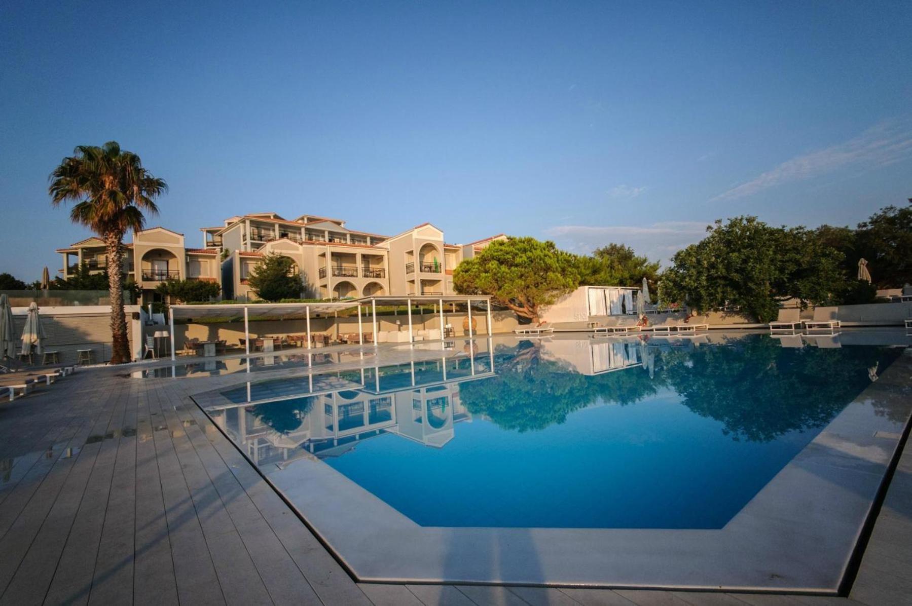 The Bay Hotel & Suites Vasilikí Esterno foto
